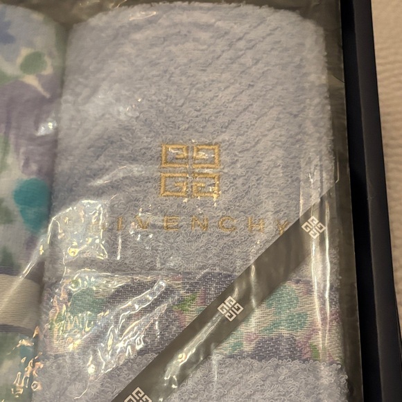Givenchy Blue and Green Towel Set - Picture 2 of 4